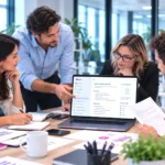 Professionisti durante una sessione pratica con Claude per analizzare documenti e organizzare informazioni